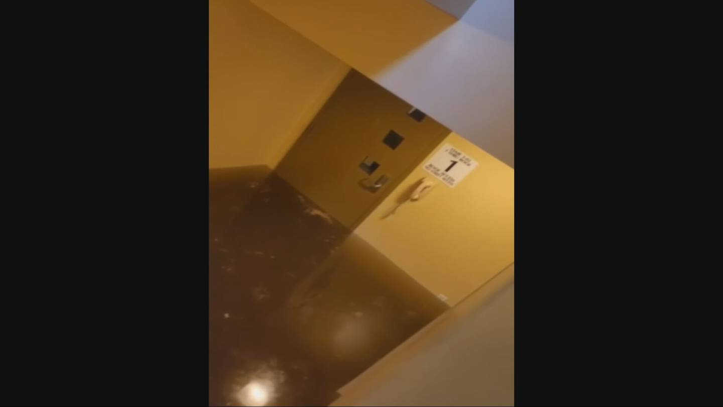 西雅图大学冷天水管爆裂，导致学生宿舍内污水暴涌