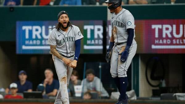 Mariners rally late with help of wild pitch, beat Texas 6-5