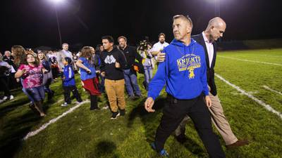 Bremerton coach returns to sideline for first time since controversy over praying on field