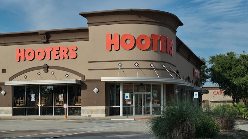 Hooters abruptly closes 30 locations
