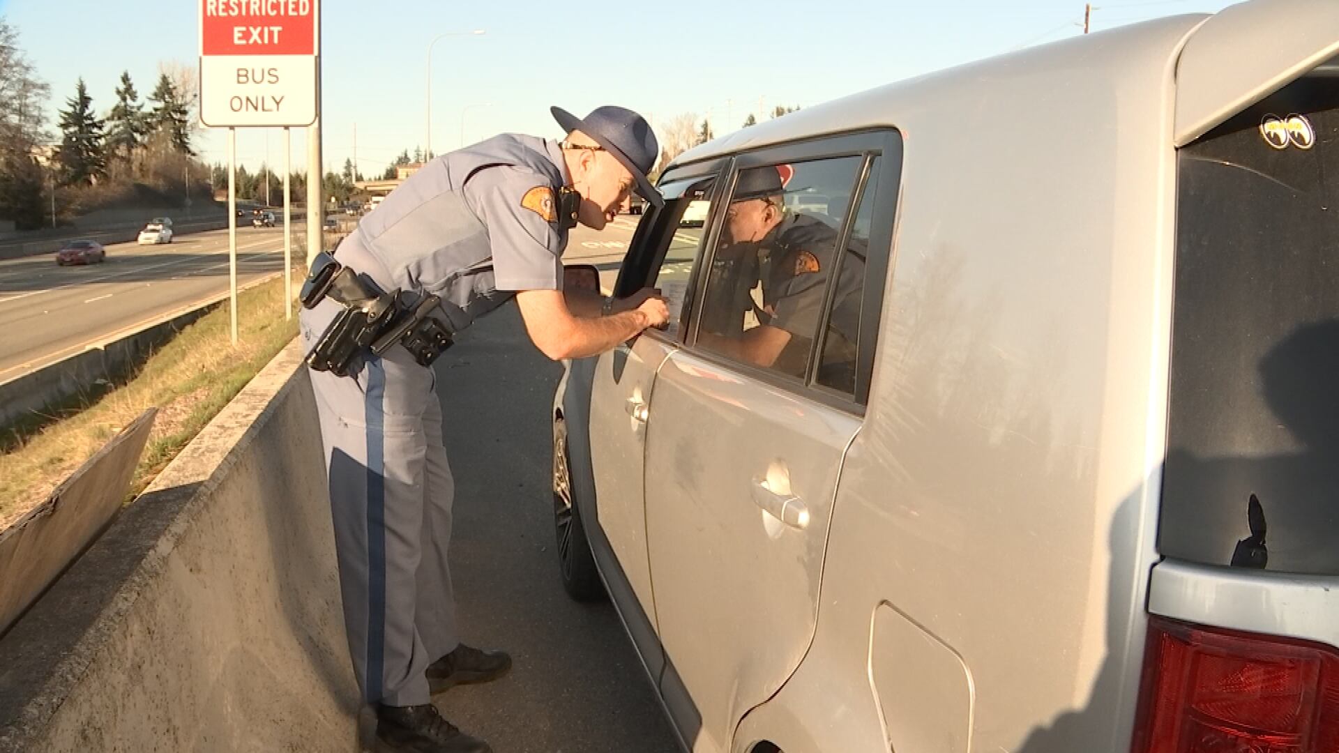 Photo of a Washington State Patrol trooper at a traffic stop