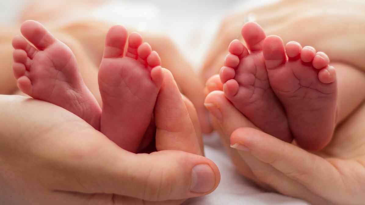 Woman with rare double uterus gives birth to healthy twins