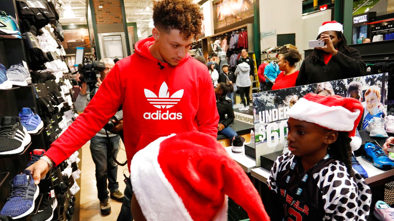 Christmas wishes come true: Kansas City Chiefs' quarterback Patrick Mahomes takes kids shopping – KIRO 7 News Seattle