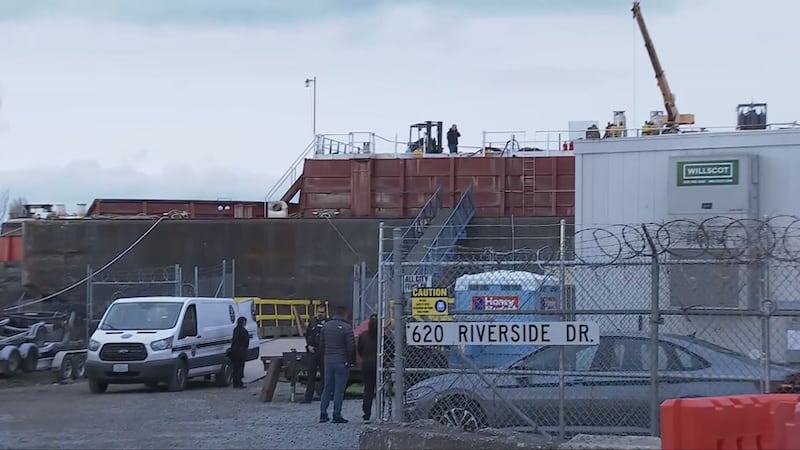 Man killed by falling scissor lift in South Seattle, police report says