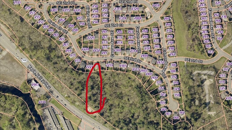 Mudslide blocks lane of Maple Valley Highway in Renton