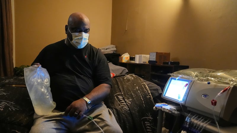 To find living donors for kidney transplants, a pilot program turns to social networks