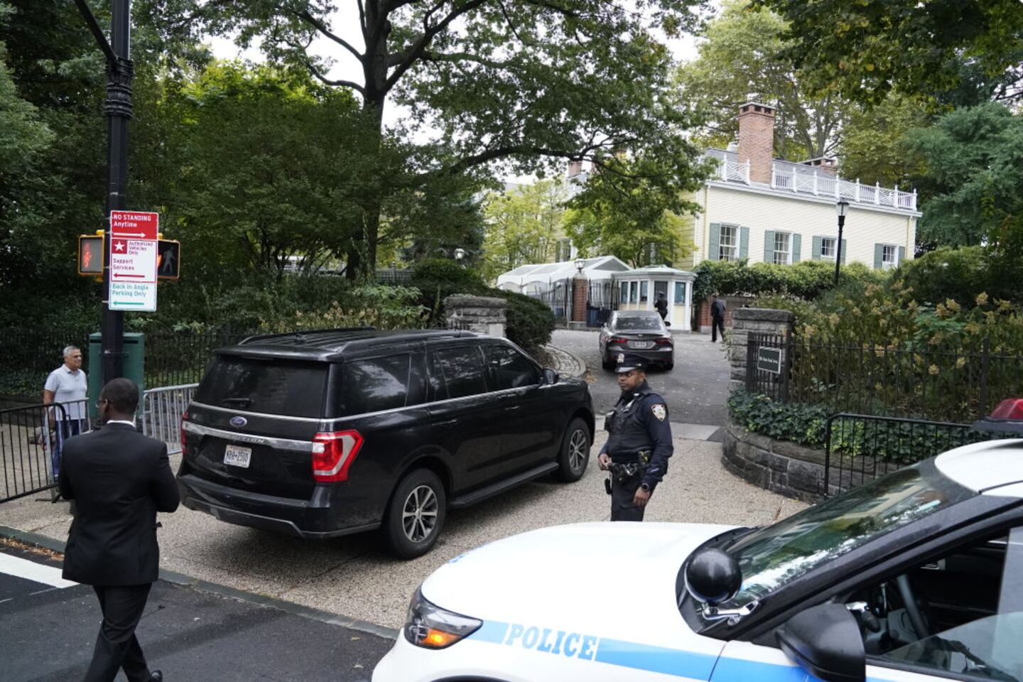 Federal agents search Gracie Mansion