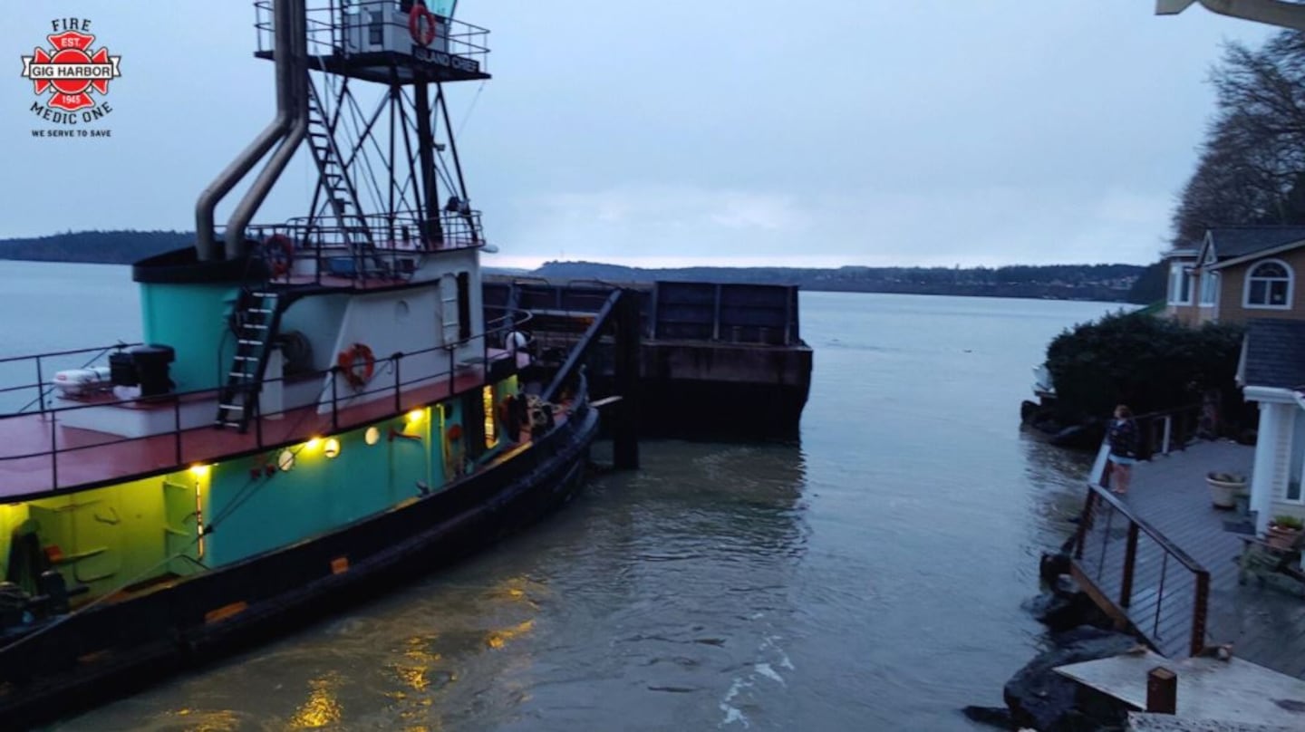 Barge that ran aground in Gig Harbor