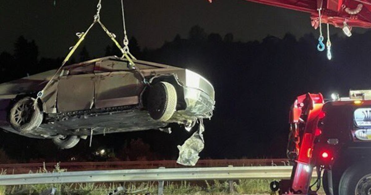 2K gallons of water used after Tesla Cybertruck crashes, sets fire along SR 167 in Pacific