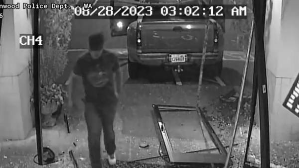 Dramatic video shows burglars in stolen truck ram through Lynnwood business