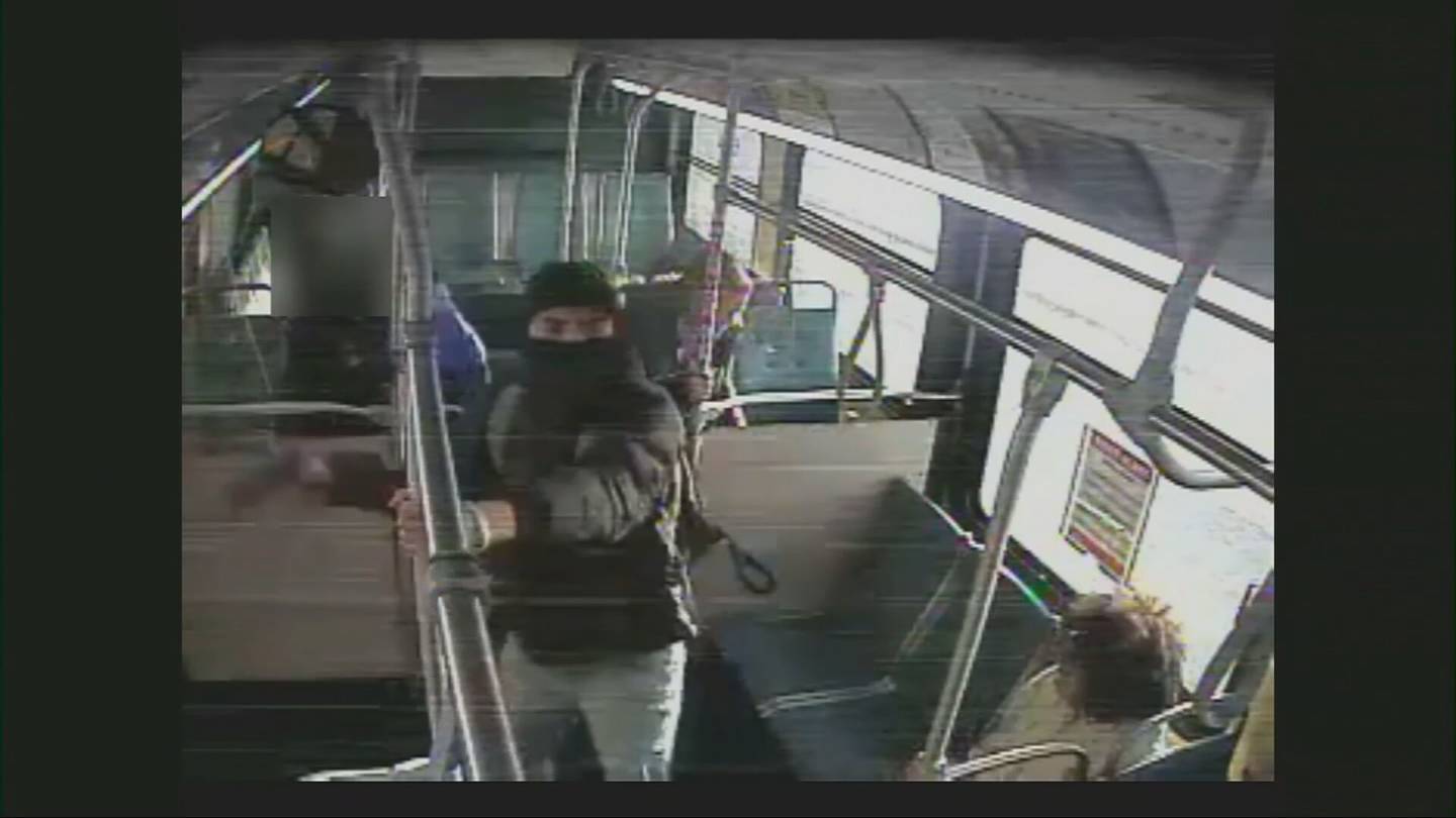 地铁巴士上发生的枪击案嫌犯被拍摄的新视频发布